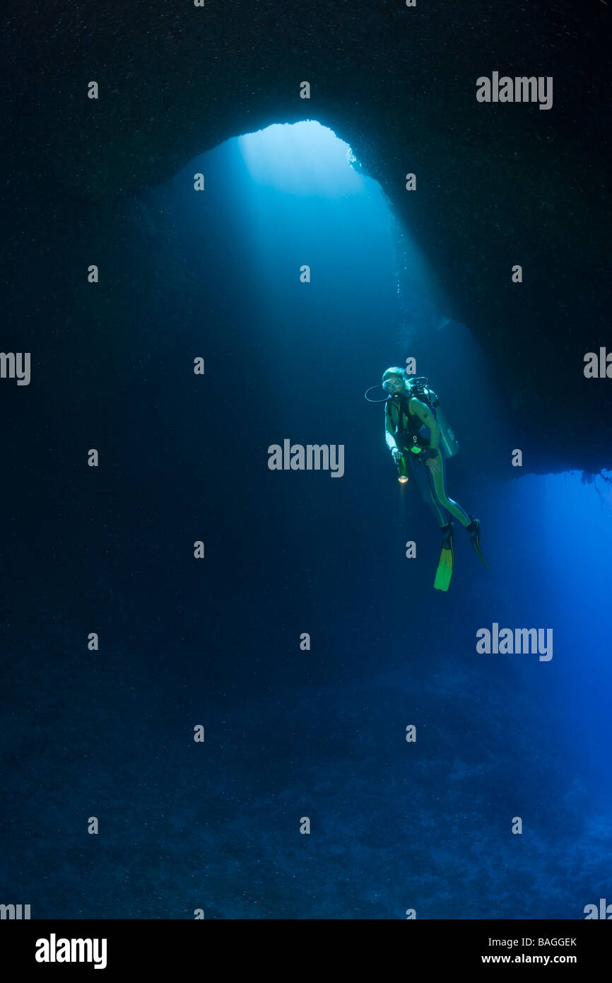 Diver in Blue Hole Cave Micronésie Palau Banque D'Images