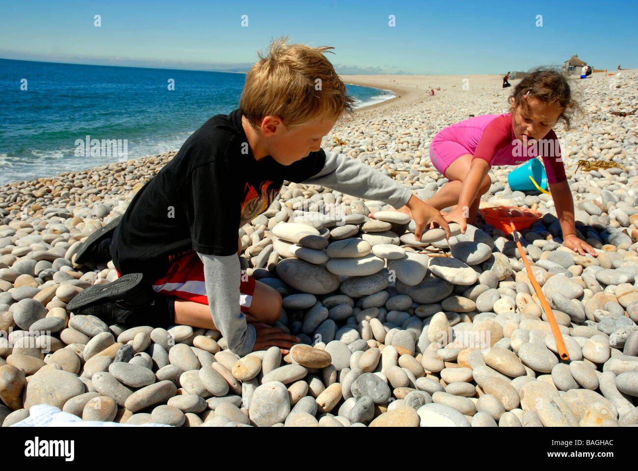 Les enfants jouent sur la plage de Chesil, Dorset, Angleterre, Royaume-Uni Banque D'Images