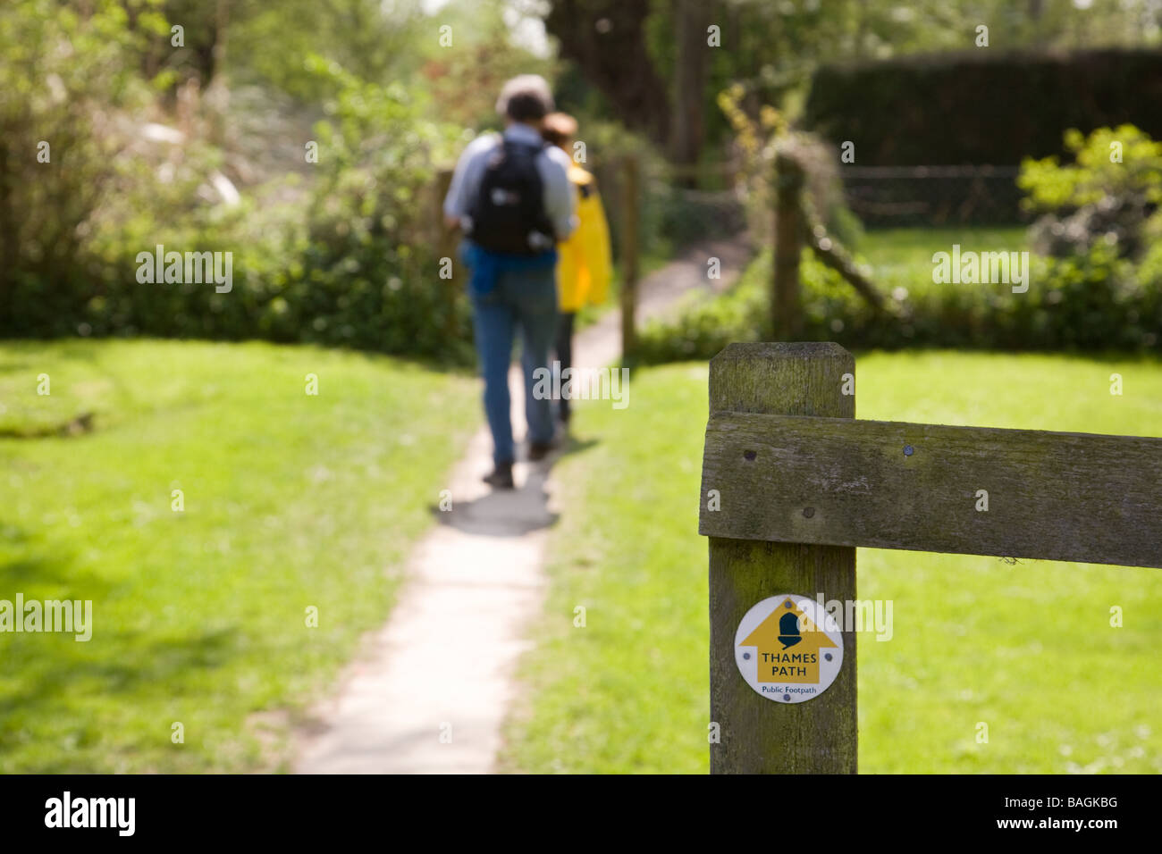 Les promeneurs sur la Thames path at Wallingford, Oxfordshire, UK Banque D'Images