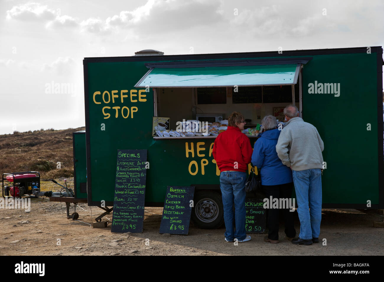 Faites la queue devant le restaurant de bord de route à l'arrêt Hill Top Coffee. Scottish Mobile snack van à Quiraing sur la crête de Trotternish. Île de Skye, Écosse, Royaume-Uni Banque D'Images