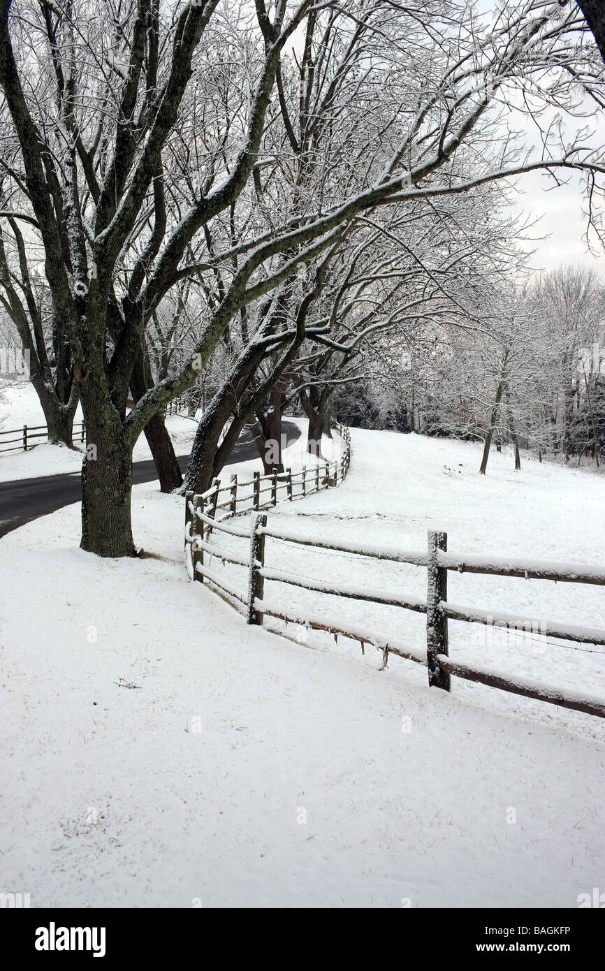 Des terres agricoles couvertes de neige à Ashlawn, la maison de James Monroe à Albemarle County en Virginie Banque D'Images