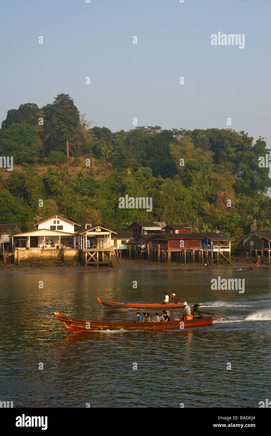 Longue queue bateaux dans le sud de la Thaïlande Banque D'Images