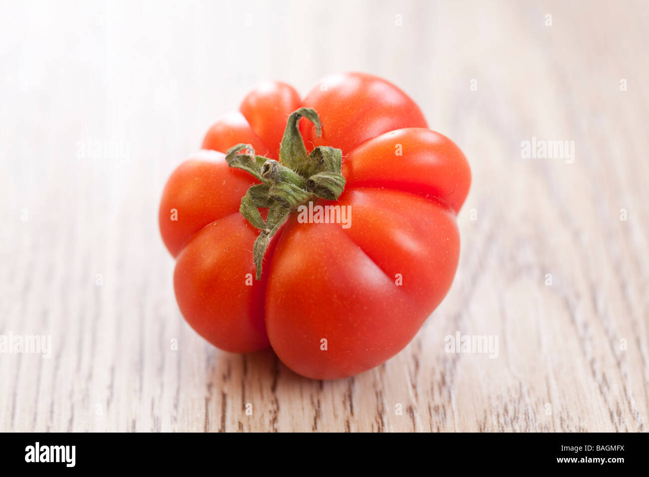Heirloom tomato rouge sur fond de bois Banque D'Images