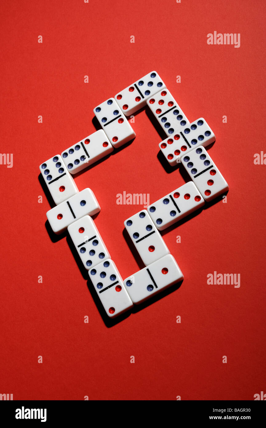 Dominos Blanc sur rouge Banque D'Images