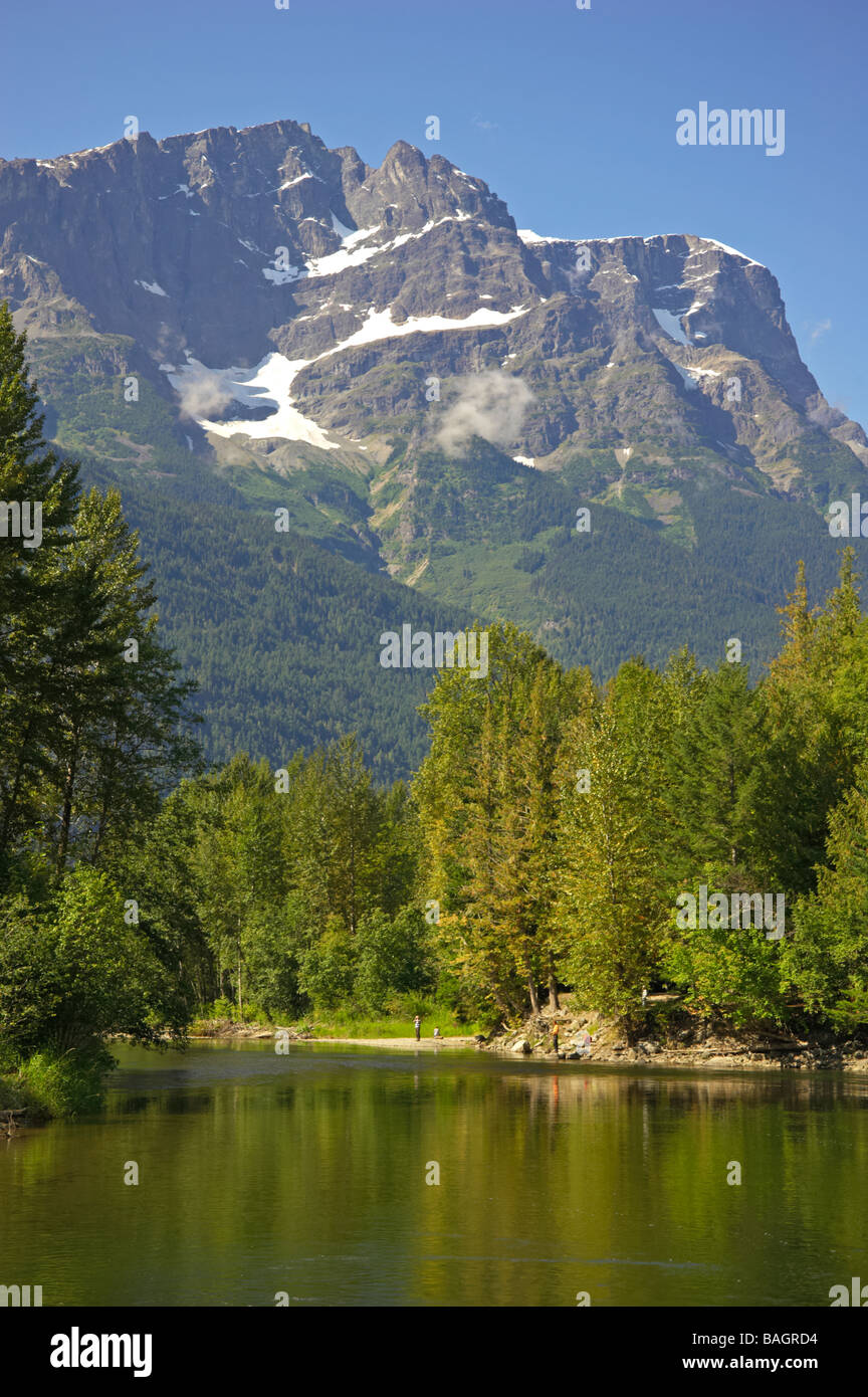 Le Canada, la Colombie-Britannique, Bella Coola Valley, le parc provincial de Tweedsmuir, rivière Atnarko et Mont prodigieuse Banque D'Images