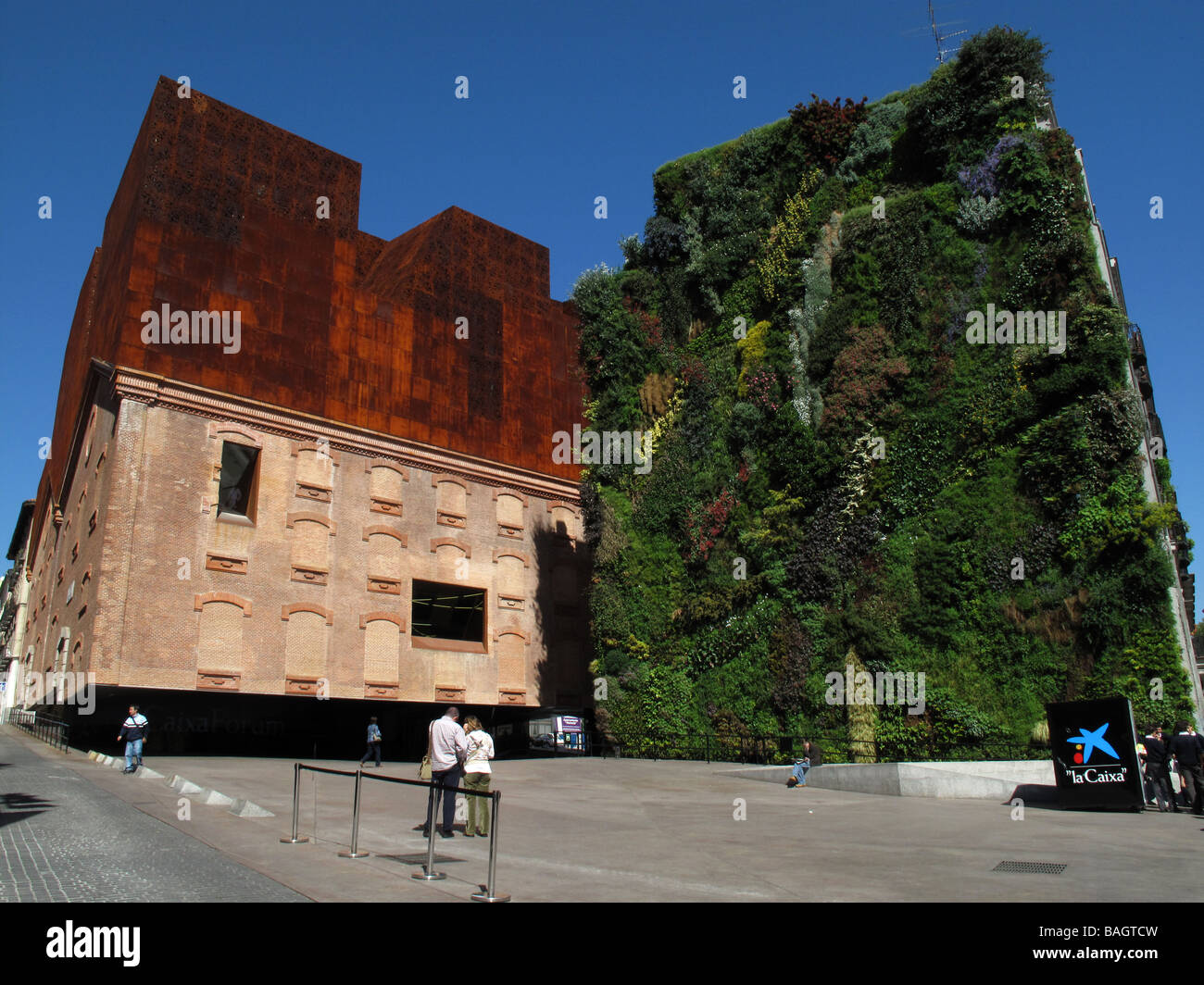 CaixaForum Madrid musée par des architectes suisses Herzog & de Meuron. Le jardin vertical de Patrick Blanc, Paseo del Prado. Espagne Madrid Banque D'Images