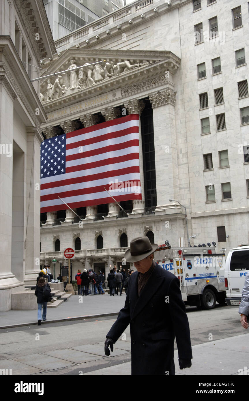 Les hommes d'affaires passent devant la Bourse de New York Banque D'Images