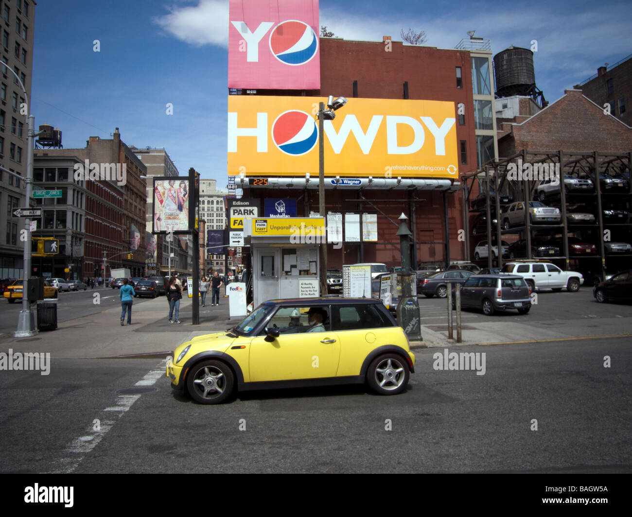 Une Mini Cooper en face d'une publicité pour Pepsi Cola dans le quartier de New York de NoHo Banque D'Images