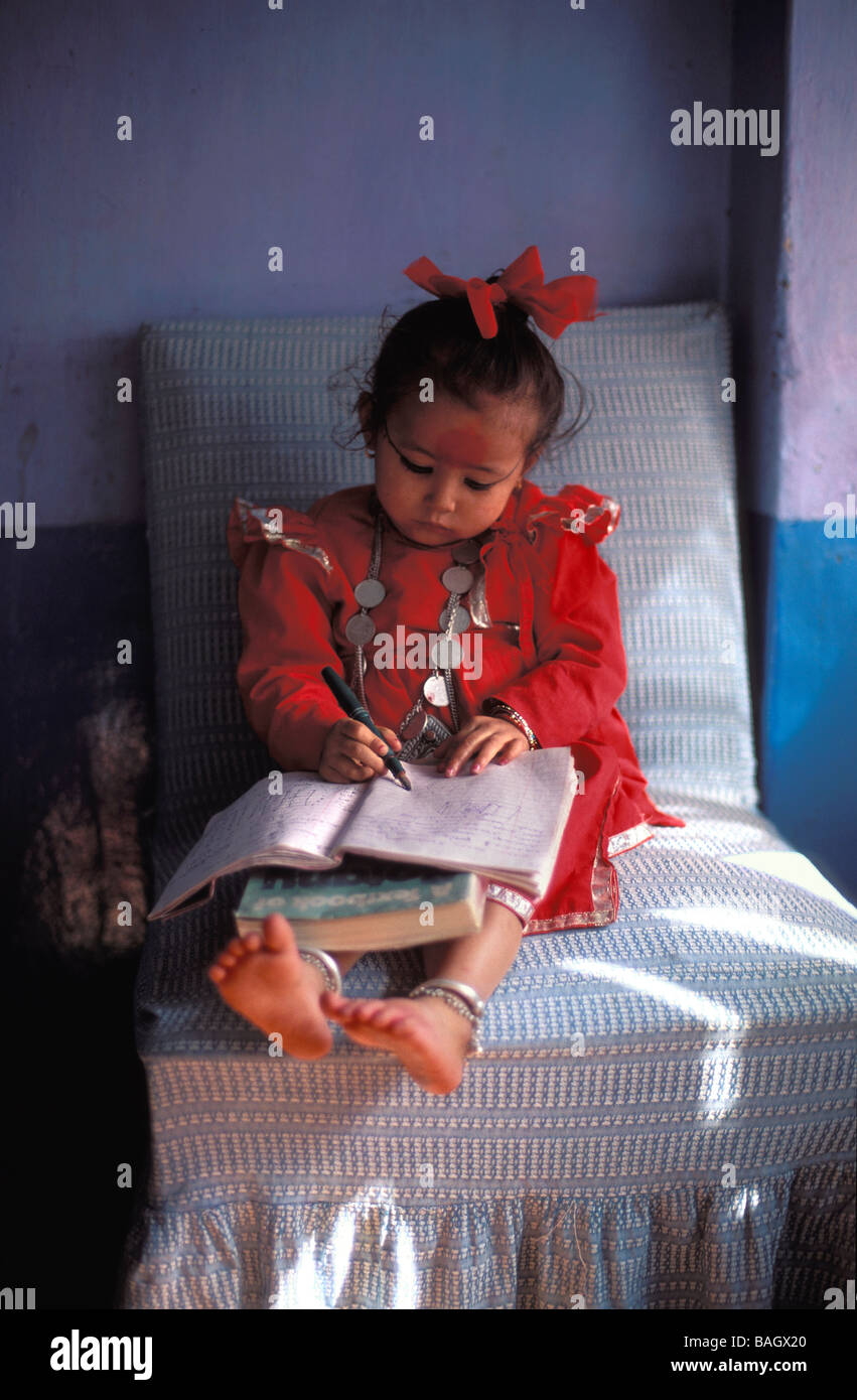 Au Népal, la vallée de Katmandou, Lalitpur, Zone Bagmati, Patan District, la Kumari faire ses devoirs, petite fille vénérée comme la Banque D'Images