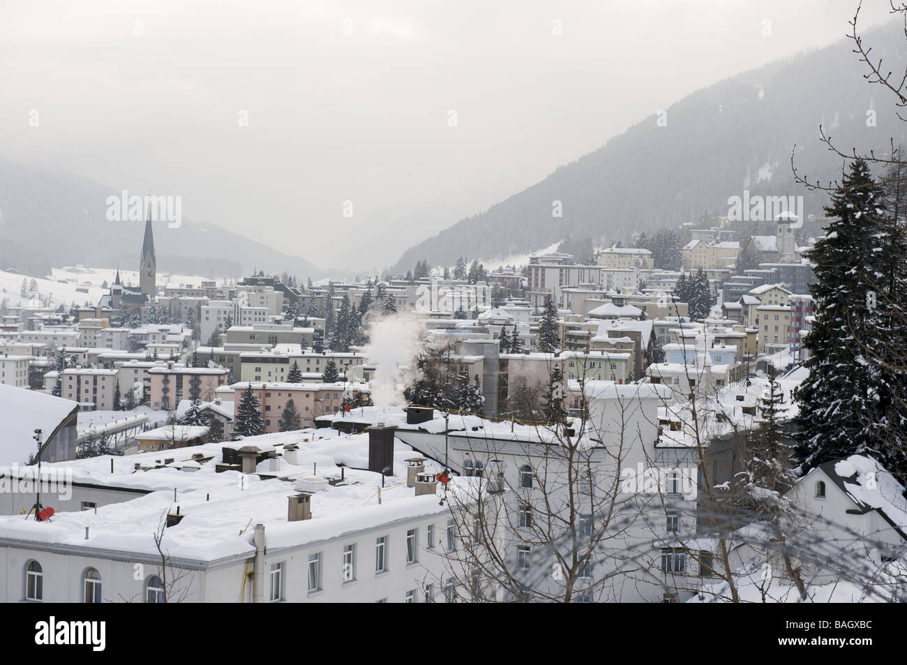 Davos, Suisse. Vue enneigée sur la ville le matin d'hiver brumeux pendant le Forum économique mondial. Banque D'Images