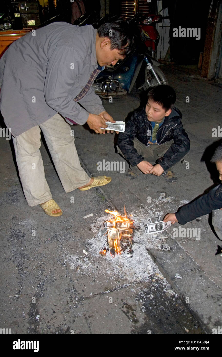 Les Vietnamiens brûler photocopié U S dollars pour la bonne chance et prospérité durant les festivités du Têt à Hanoi Vietnam Banque D'Images