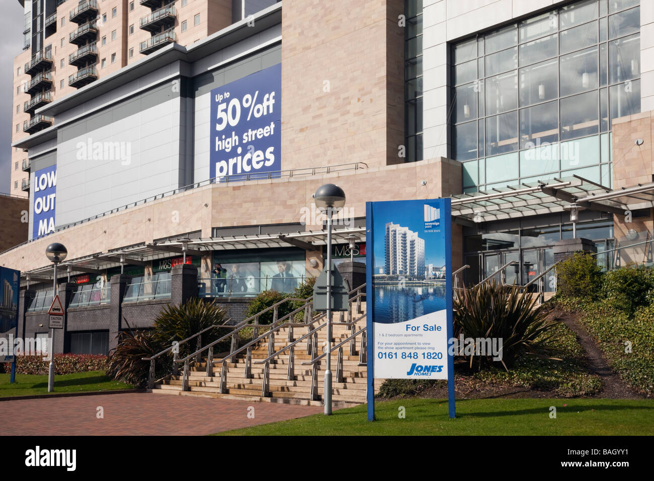 Le Grand Manchester Salford Quays England UK Lowry Outlet Mall shopping center entrée avec apartments for sale sign Banque D'Images