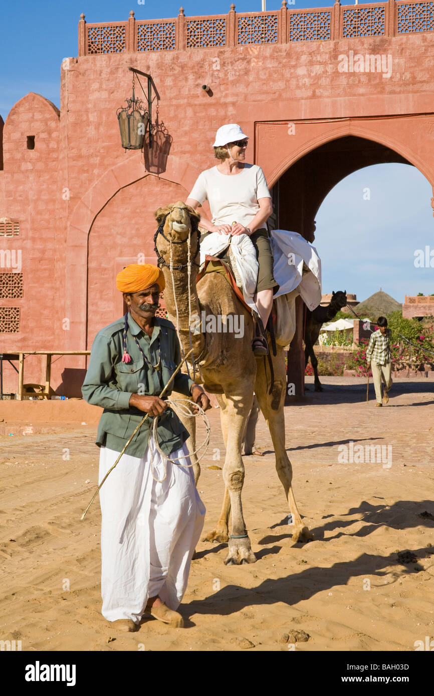 Chamelier et de tourisme équestre sur un chameau, chameau à Osian, Camp Osian, Rajasthan, Inde Banque D'Images