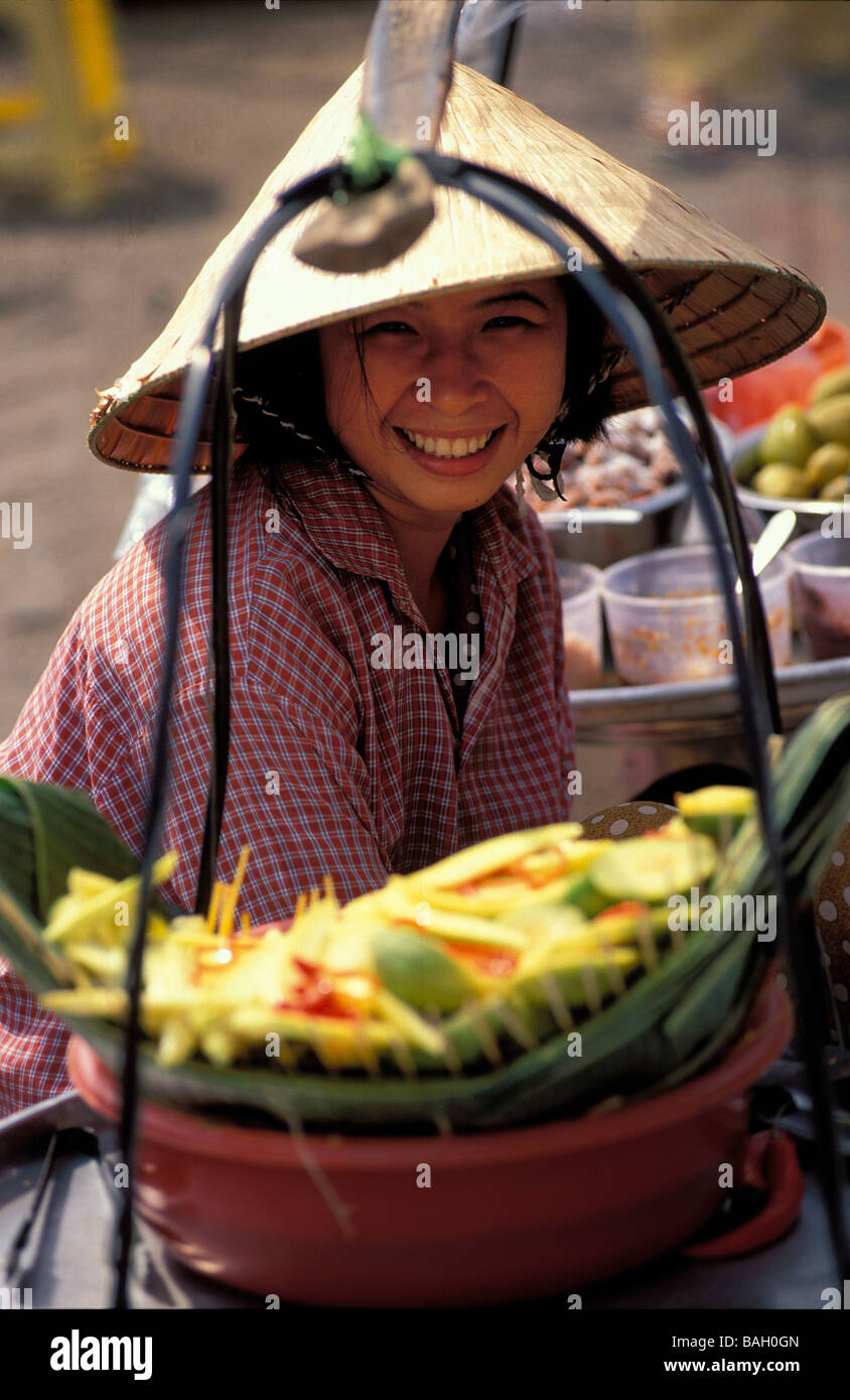 Vietnam, Saigon (Ho Chi Minh Ville), Cholon, le quartier chinois, young woman smiling at market Banque D'Images