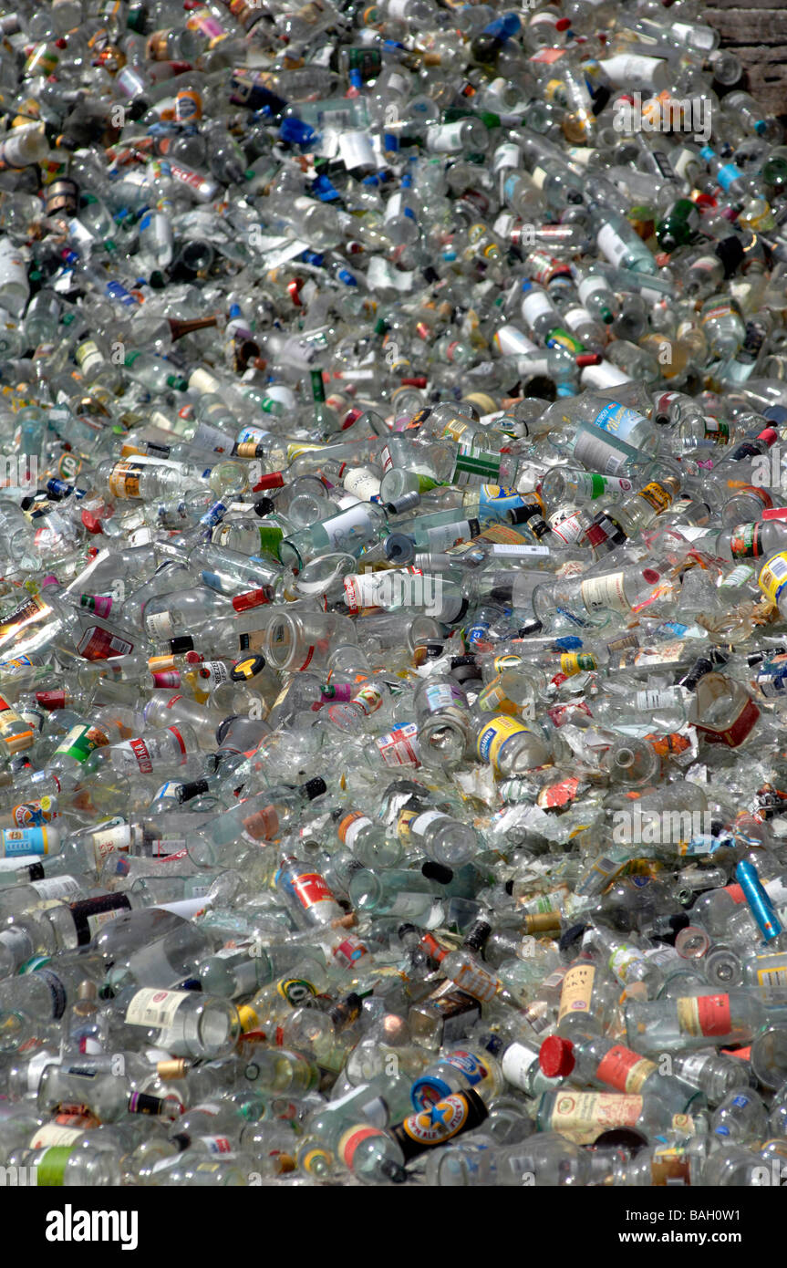 Bouteilles en verre dans un centre de recyclage Banque D'Images