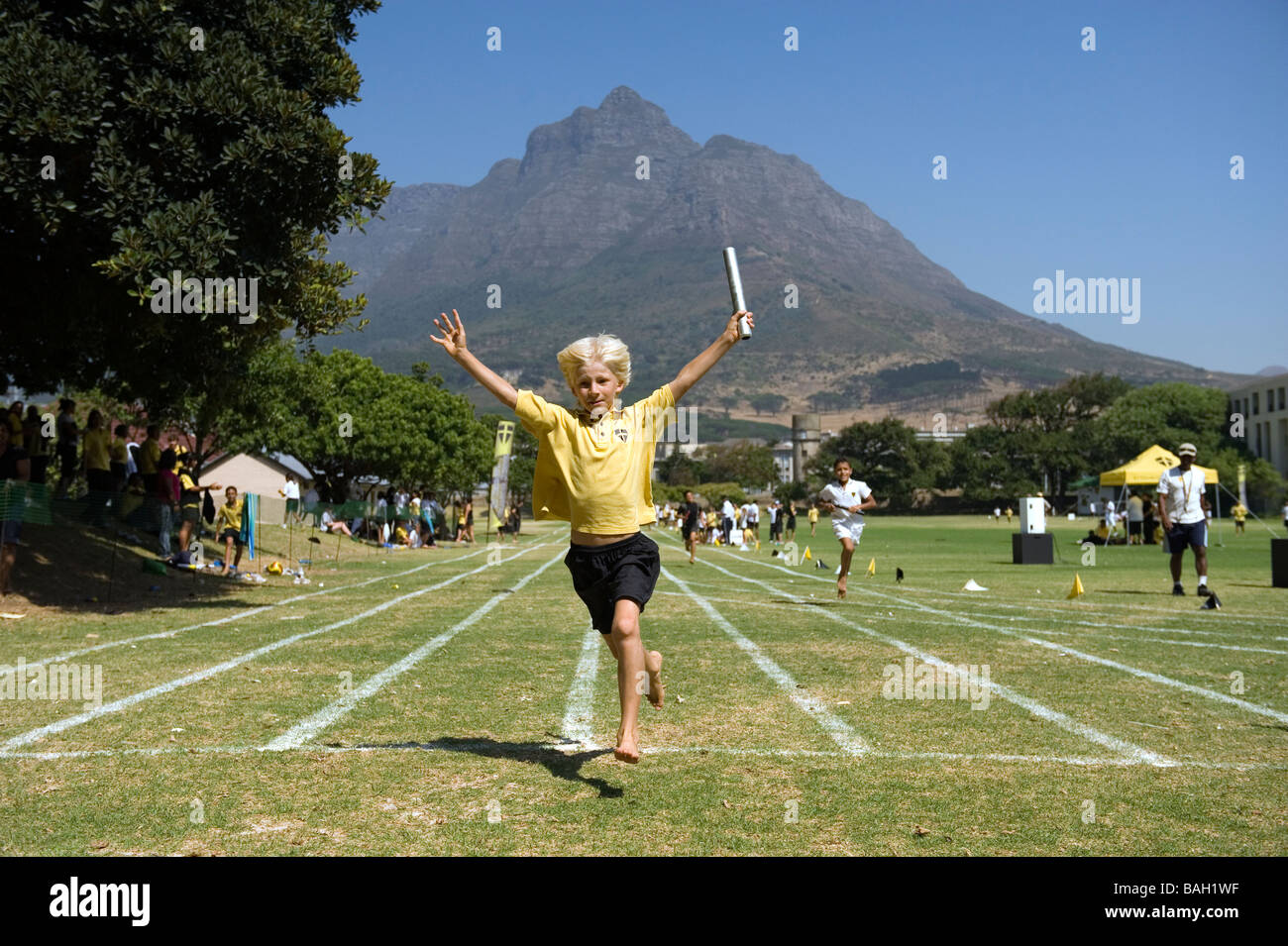 Garçon en passant la ligne d'arrivée au gala de l'École d'athlétisme St Georges Cape Town Afrique du Sud Banque D'Images