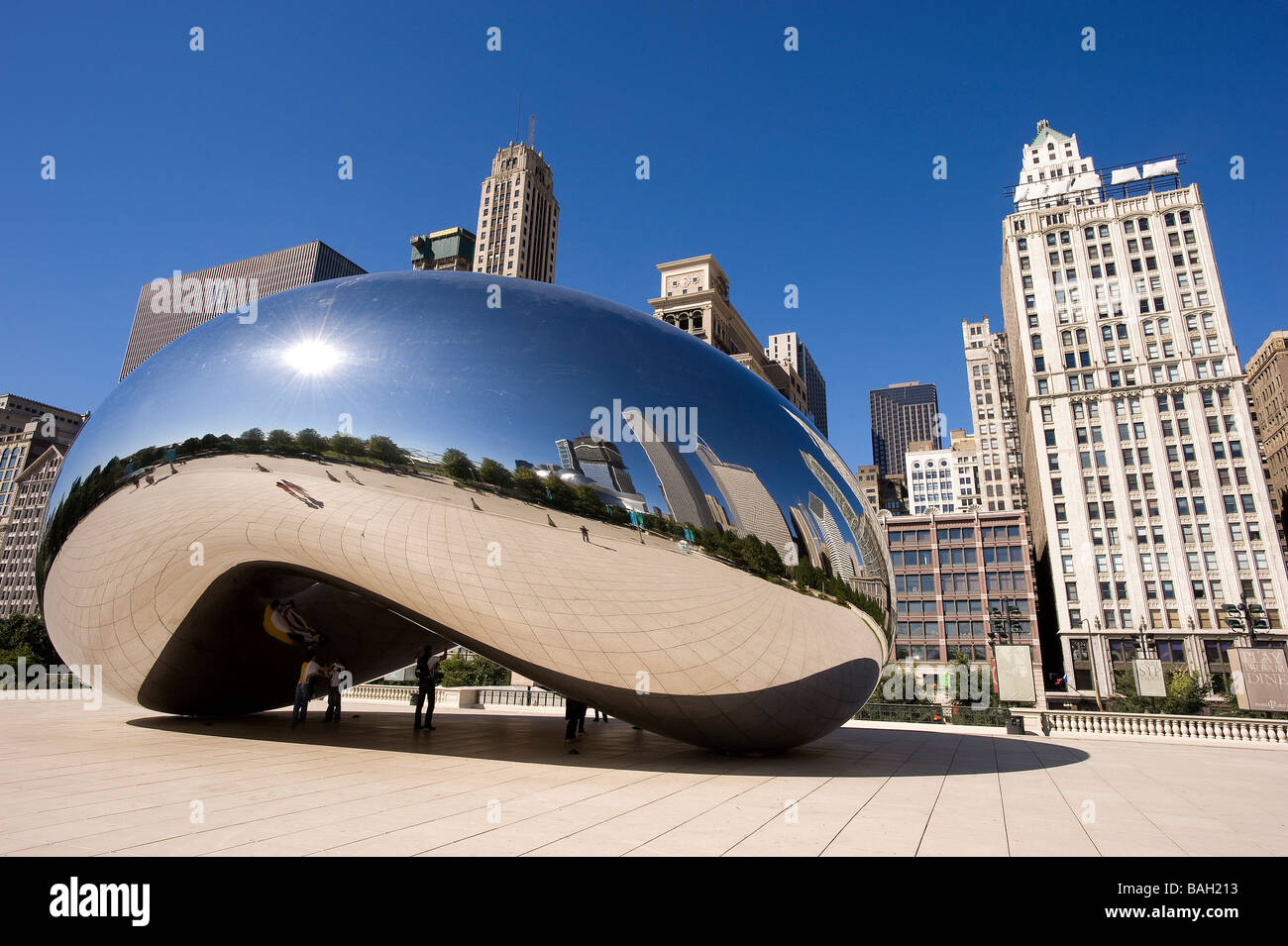 États-unis, Illinois, Chicago, District de boucle, Millennium Park, Anish Kapoor's Cloud Gate, communément appelé le Jelly Bean a été Banque D'Images