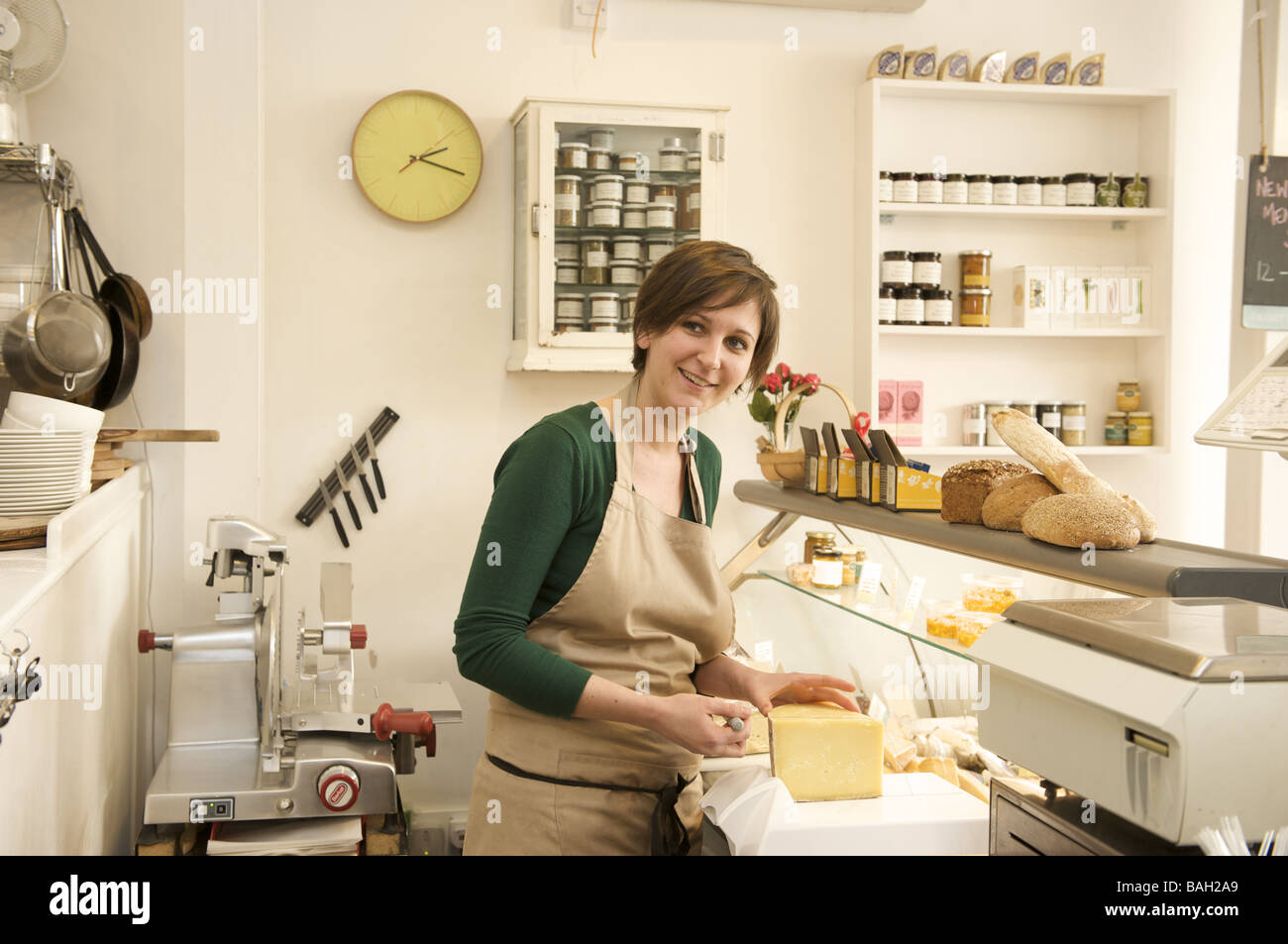 Femme shop assistant faire des sandwichs Banque D'Images