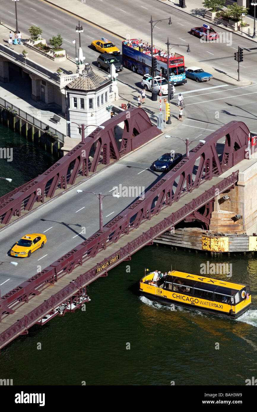 États-unis, Illinois, Chicago, Chicago River et ponts, passage d'un bateau sous le pont de la rue d'Orléans, jaune Banque D'Images