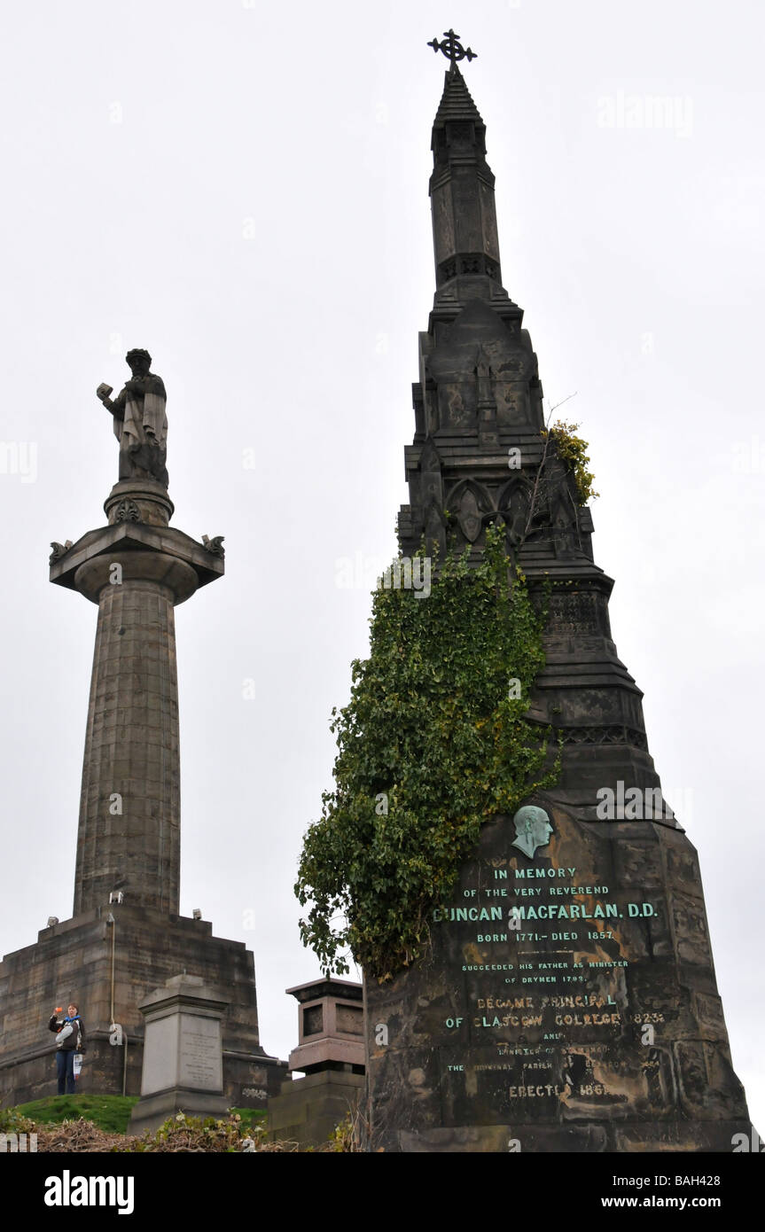 Monuments à John Knox et Macfarlan Duncan à Glasgow Necropolis Banque D'Images
