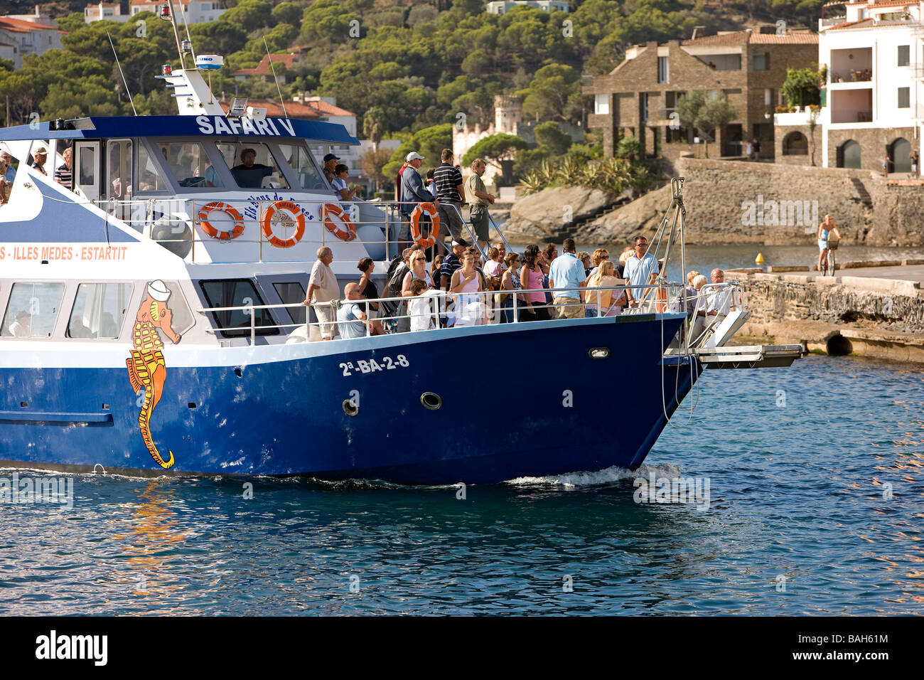 Espagne, Catalogne, Costa Brava, Cadaques, bateau reliant le port de mer Banque D'Images