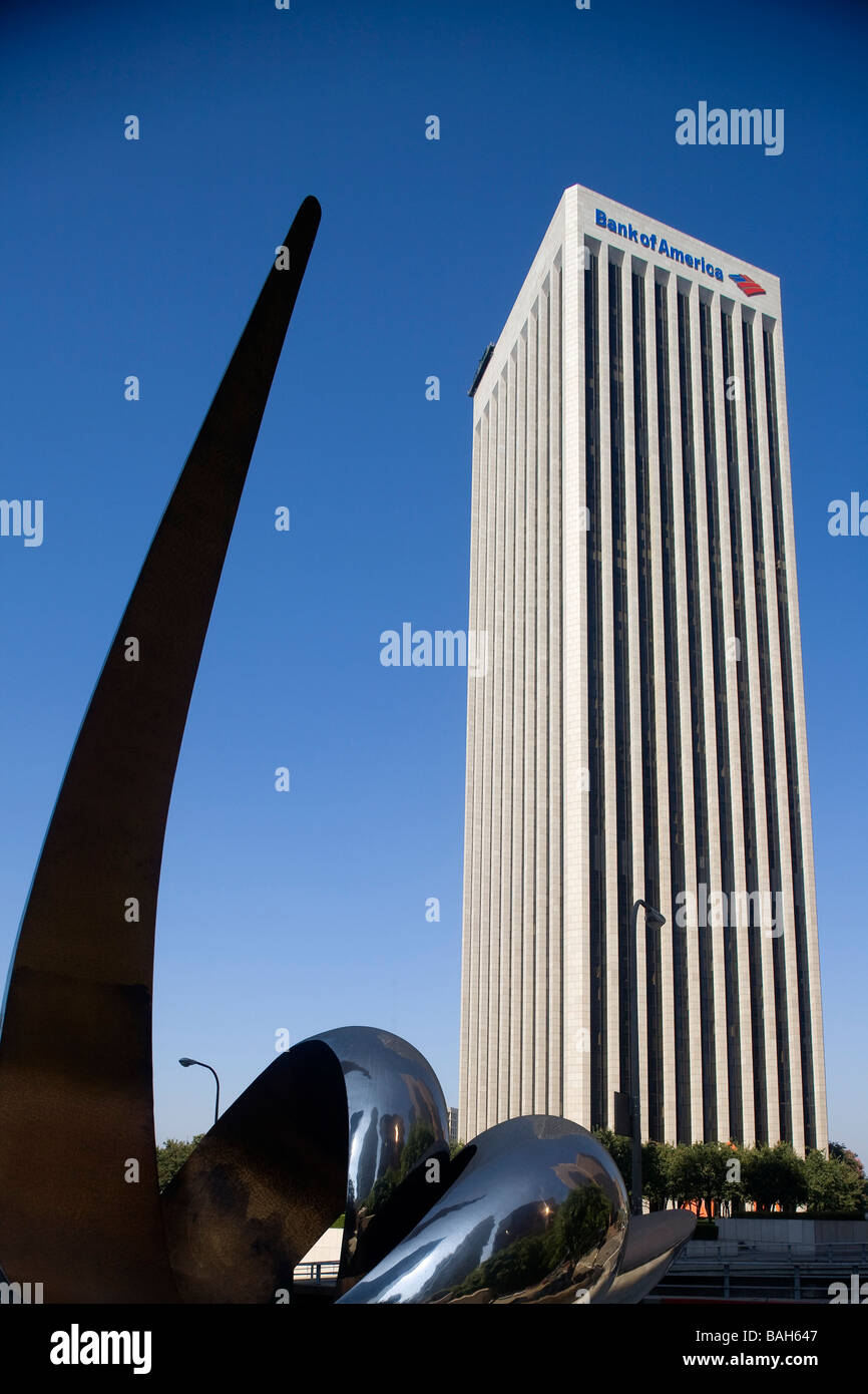 United States, California, Los Angeles, du centre-ville, les immeubles de bureaux de la Banque d'Amérique avec Gidon Graetz sculpture intitulée Banque D'Images