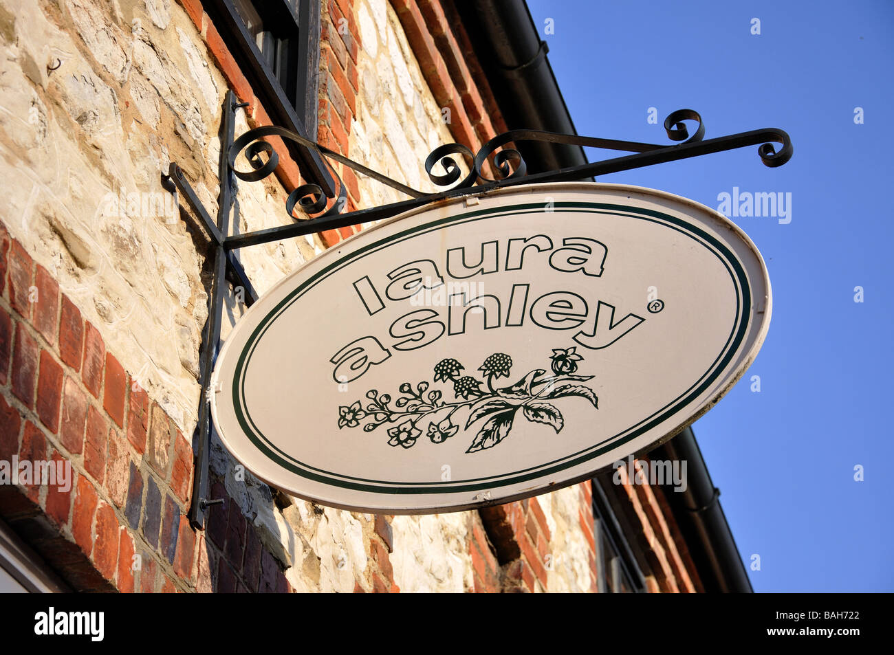 Laura Ashley signe, le lion et l'Agneau Yard, Farnham, Surrey, Angleterre, Royaume-Uni Banque D'Images