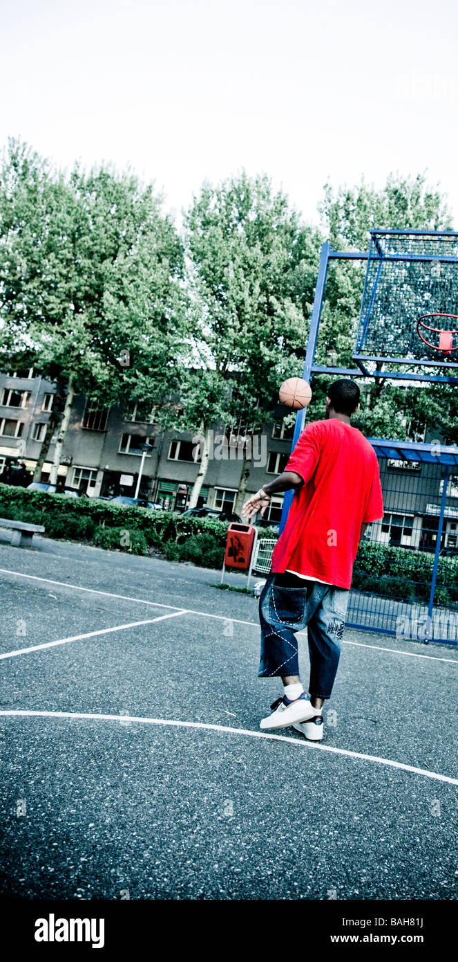 Jeunes garçons jouent au basket, Pays-Bas Banque D'Images