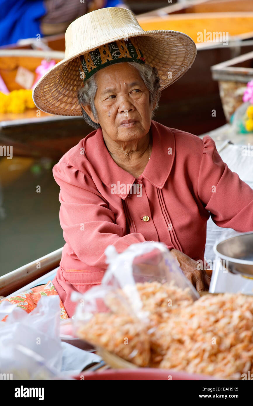 Vente d'aliments et de souvenirs à la marché flottant de Damnoen Saduak situé à environ 62 milles à l'extérieur de Bangkok Thaïlande Banque D'Images