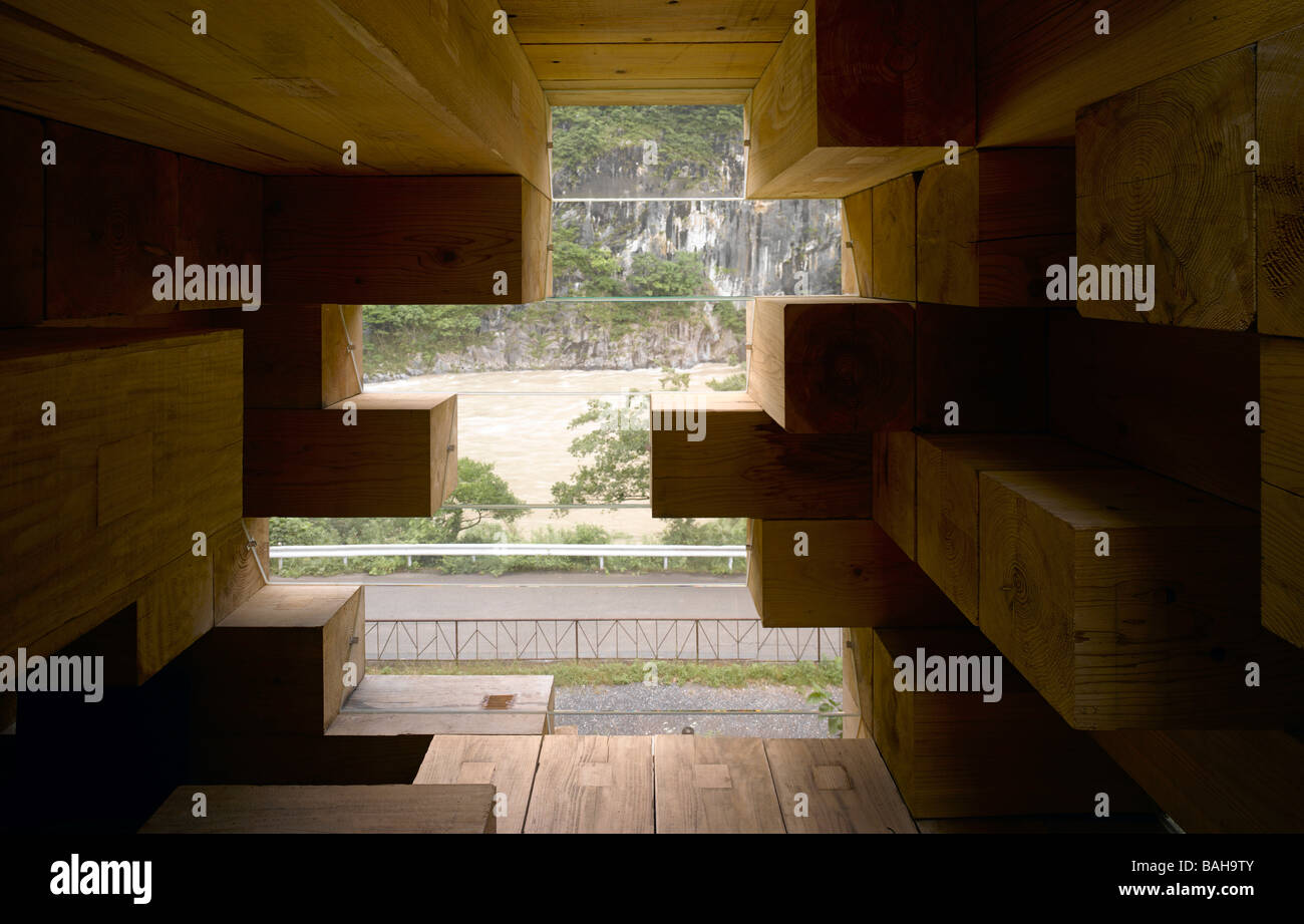 Maison en bois final, Kumamoto, Japon, Sou Fujimoto Architects, maison en bois final une vue sur l'intérieur. Banque D'Images