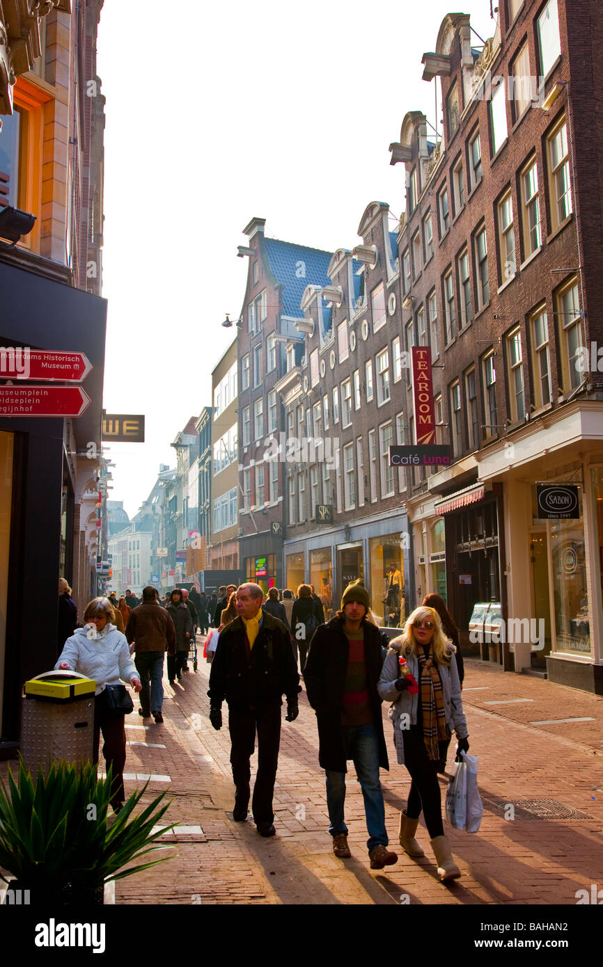 Les gens qui marchent dans la rue Kalverstraat, le centre d'Amsterdam, Pays-Bas Banque D'Images