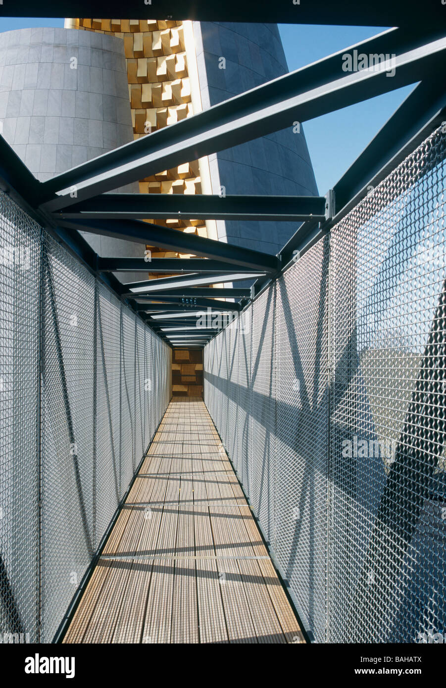 Vulcania, Commune de Saint Ours Les Roches, France, Hans Hollein, Vulcania la passerelle. Banque D'Images