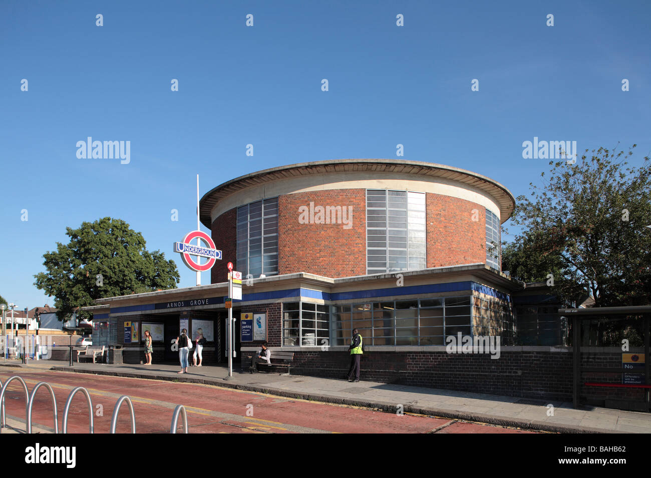 La station de métro Arnos Grove, London, Royaume-Uni, Charles Holden, la station de métro Arnos Grove. Banque D'Images