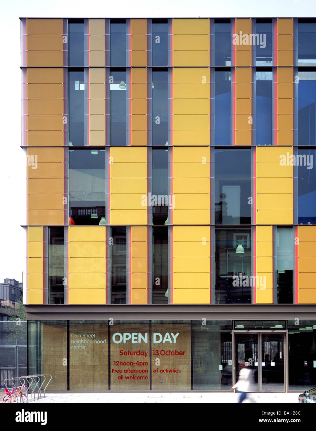 Coin Street Neighbourhood Centre, Londres, Royaume-Uni, Haworth Tompkins Architectes, Coin extérieur centre de quartier de la rue Banque D'Images