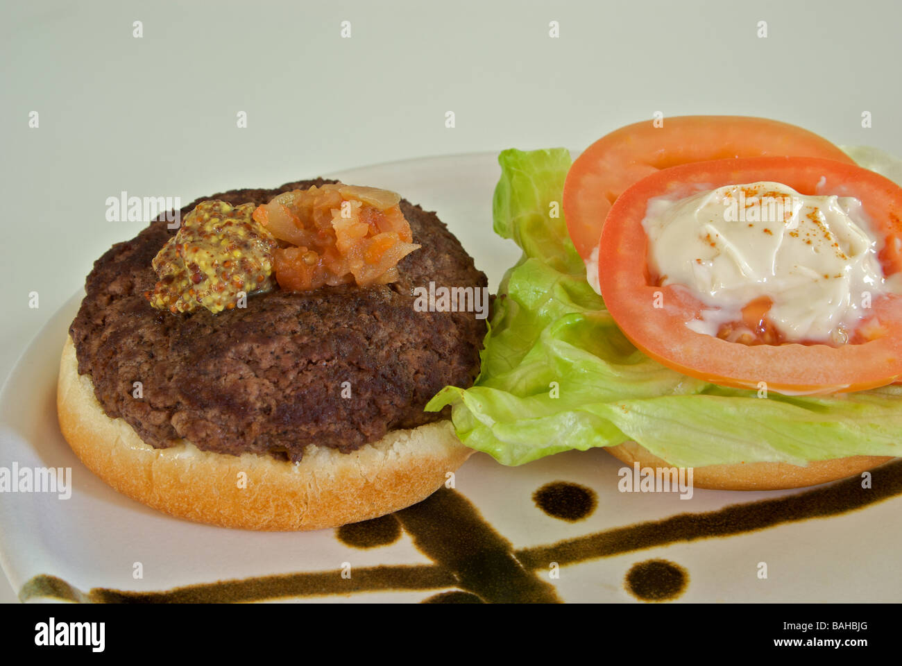 Hamburger de luxe relish, moutarde, mayonnaise, tomate salade Banque D'Images