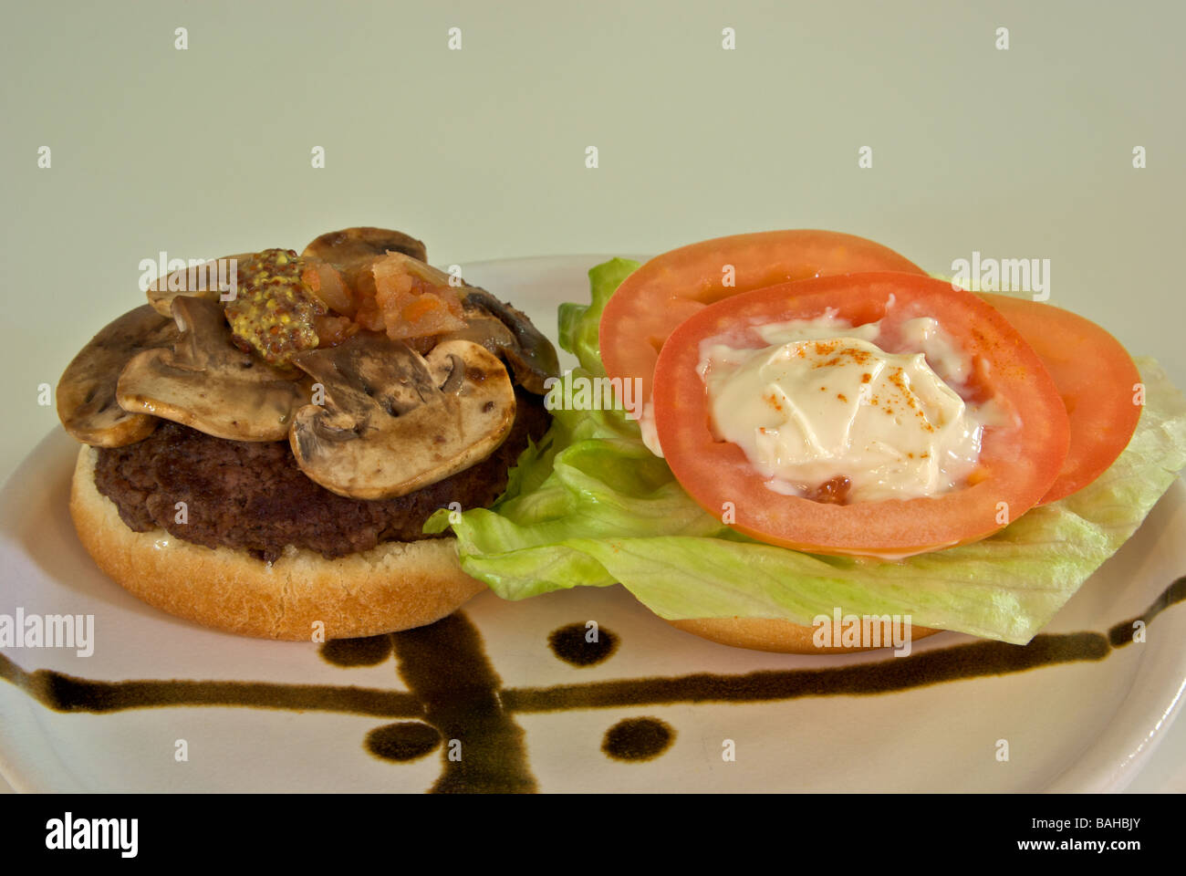 Barbecue de luxe hamburger aux champignons relish, moutarde, mayonnaise, tomate salade Banque D'Images