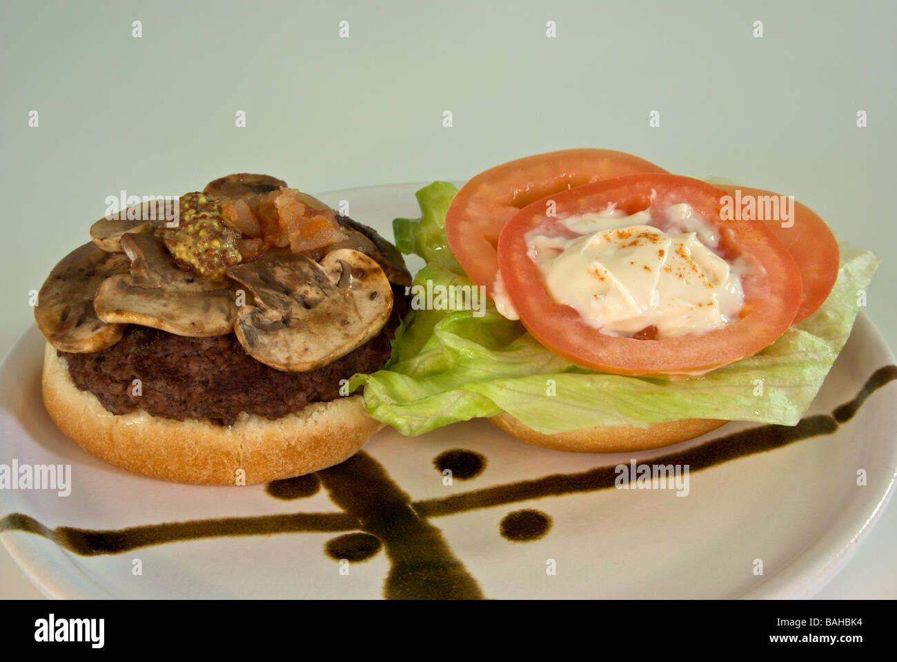 Barbecue de luxe hamburger aux champignons relish, moutarde, mayonnaise, tomate salade Banque D'Images