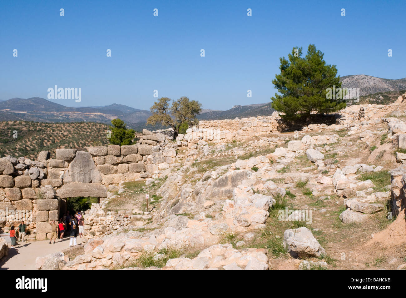 Les touristes entrent et sortent de la Citadelle de Mycènes à travers le Lion porte construite autour de 1240 BC et fabriqués à partir de pierres d'Amande Banque D'Images