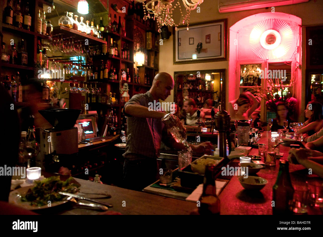 Scène de la vie nocturne dans 'bar' Nanuchka ( Lilenblum St.), du centre-ville de Tel Aviv, Israël Banque D'Images