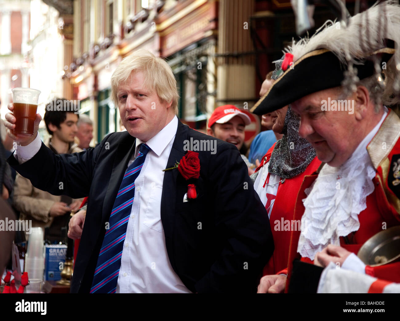 Le maire de Londres Boris Johnson toasting St Georges Journée à Leadenhall Market Banque D'Images