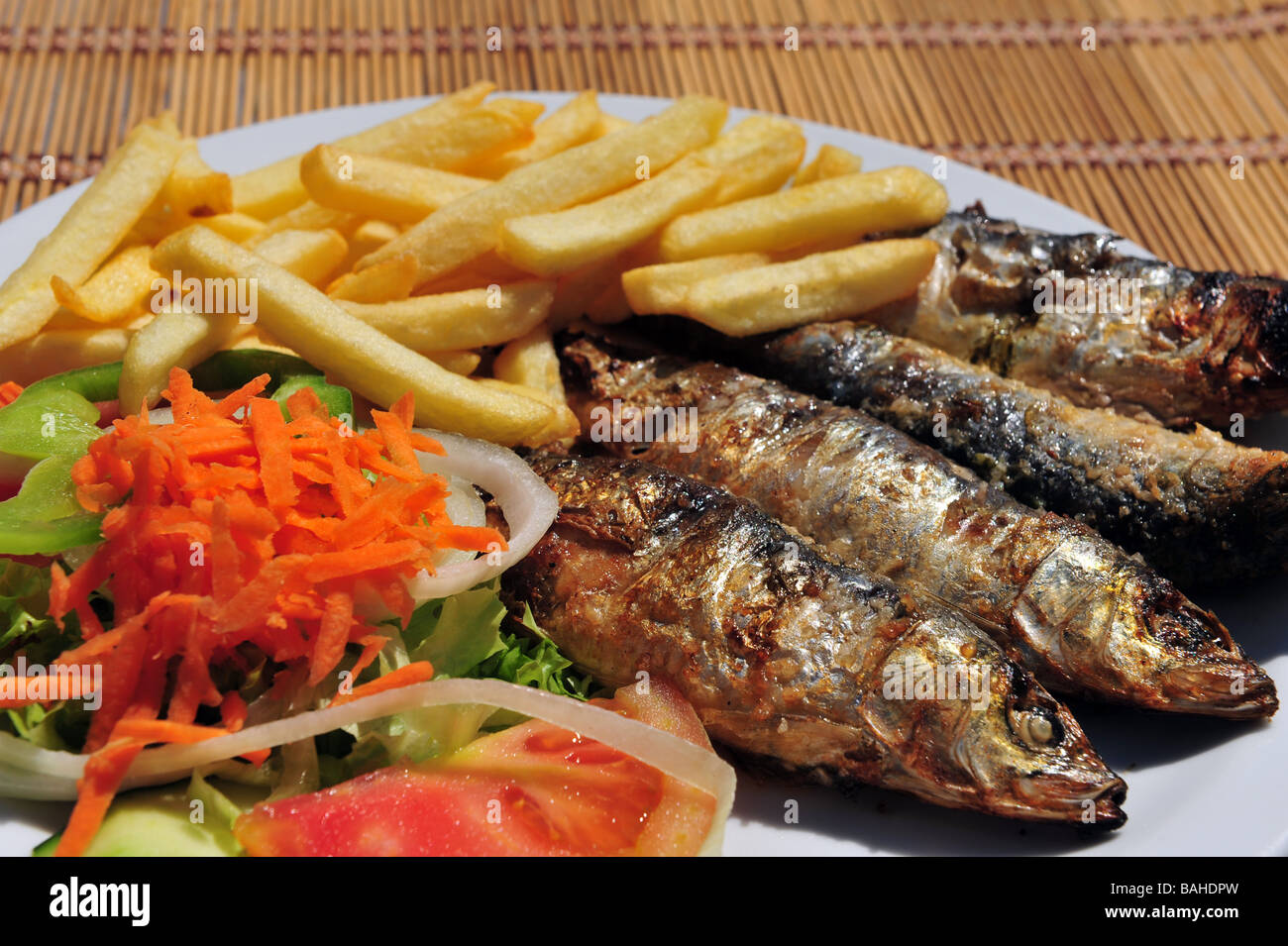 Sardines grillées, frites et salade Banque D'Images