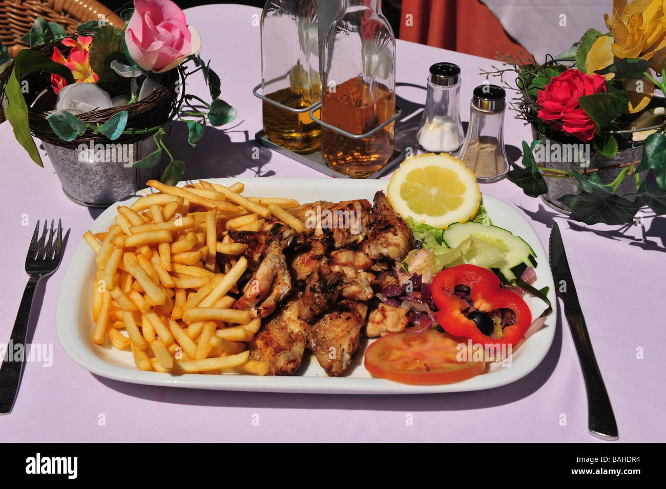 Piri Piri (poulet-peri-peri) avec frites et salade Banque D'Images
