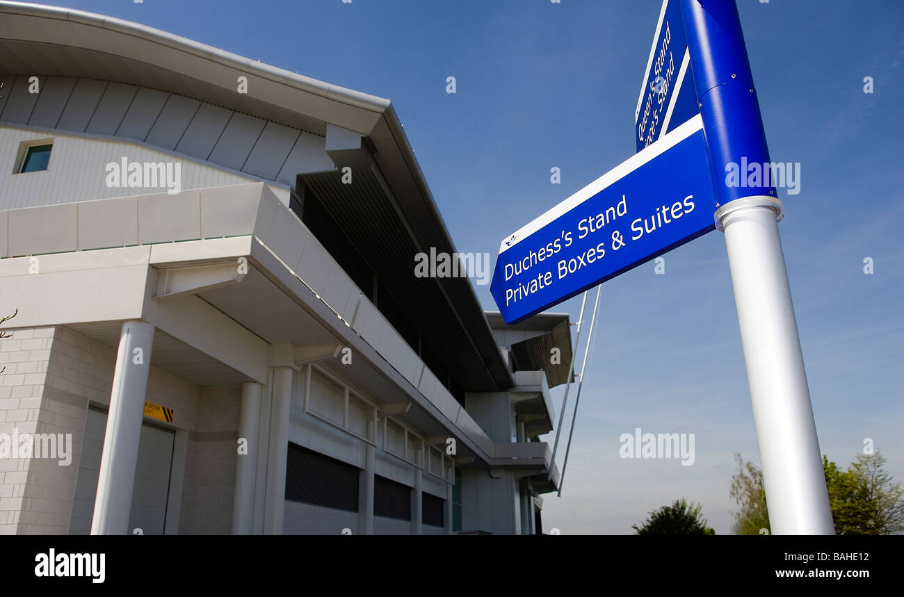 Un panneau indiquant l'nouveau stand de la duchesse à la bas d'Epsom Race Course à Surrey England UK Banque D'Images