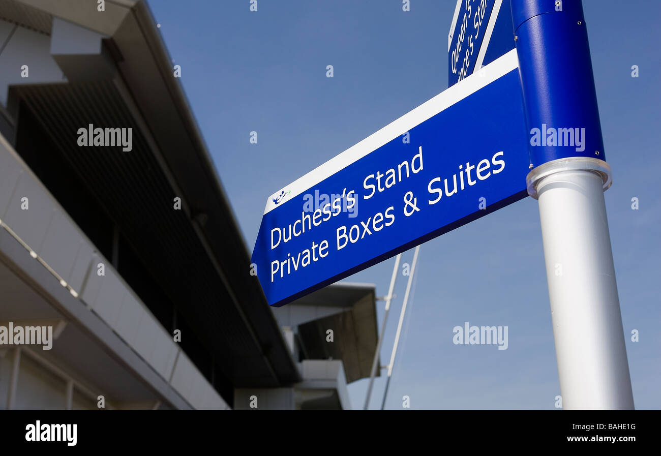 Un panneau indiquant l'nouveau stand de la duchesse à la bas d'Epsom Race Course à Surrey England UK Banque D'Images