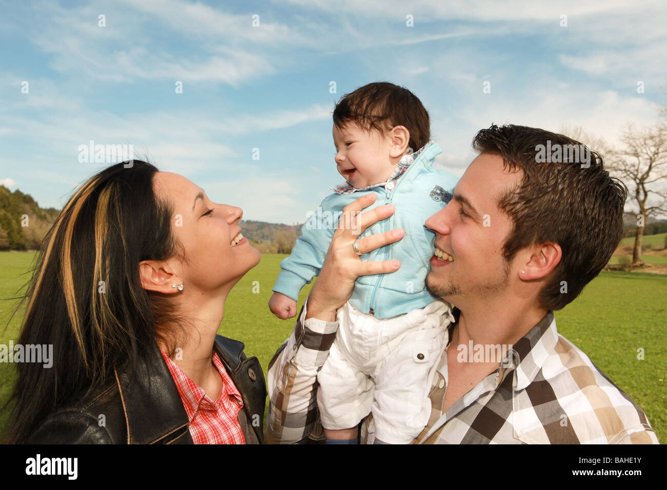 Une jeune famille heureuse avec leur fils âgé de 4 mois Banque D'Images