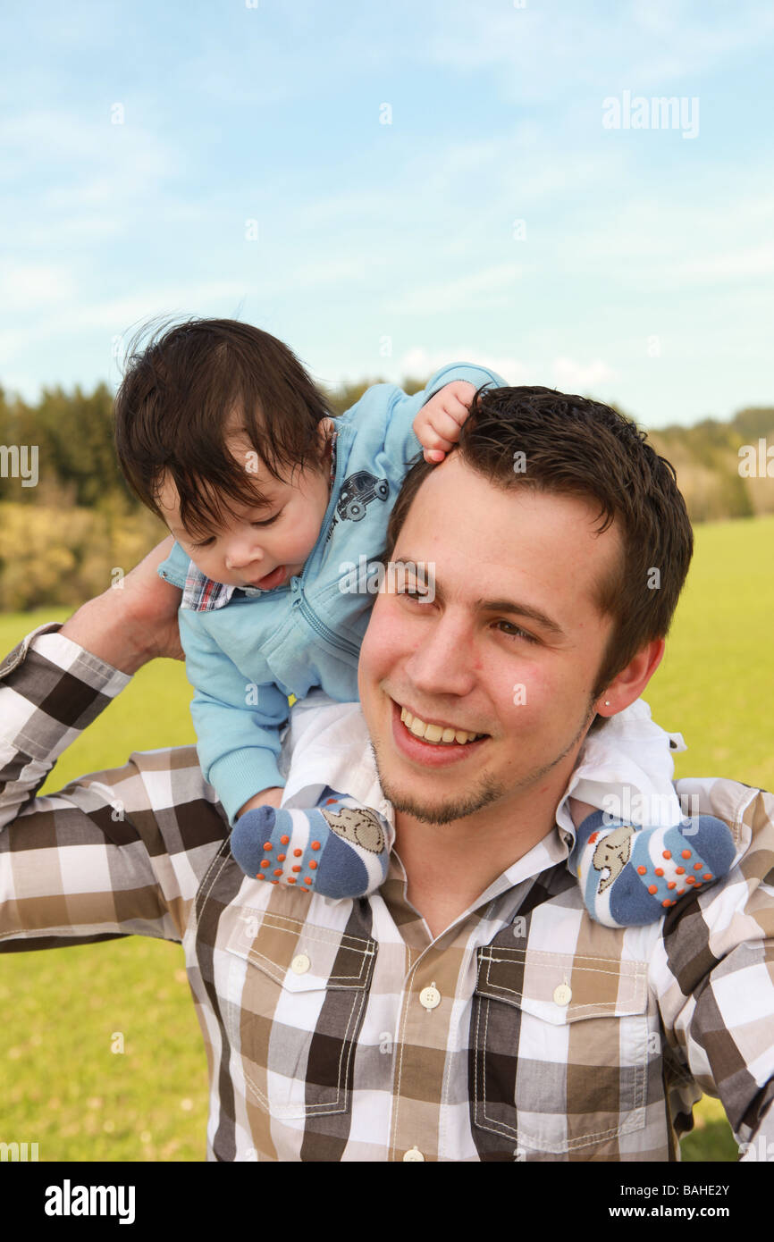 Un jeune père de 25 ans heureux avec son fils âgé de 4 mois Banque D'Images