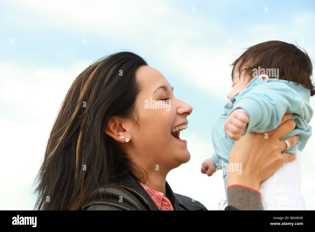 Une jeune mère de 22 ans heureux avec son fils âgé de 4 mois Banque D'Images