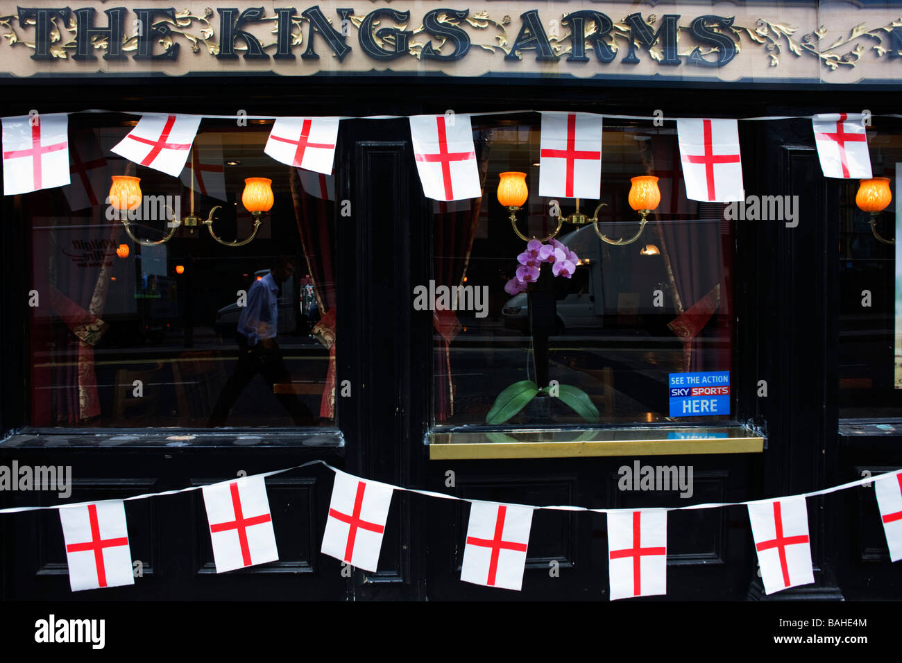 Le jour de rue George drapeaux suspendus le long de l'extérieur les rois des armes pendant l'heure du déjeuner du 23 avril, Journée nationale de l'Angleterre Banque D'Images