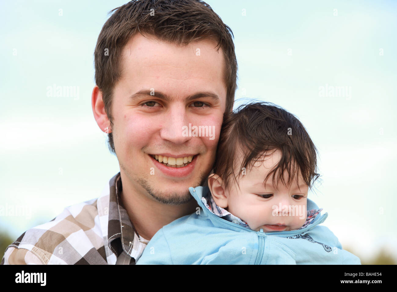 Un jeune père de 25 ans heureux avec son fils âgé de 4 mois Banque D'Images
