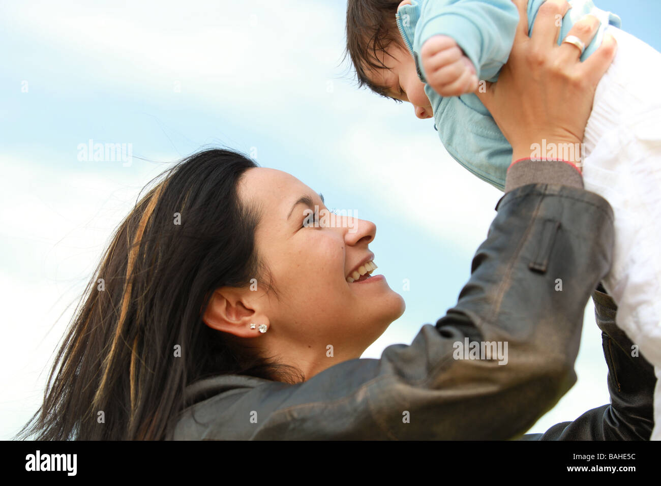 Une jeune mère de 22 ans heureux avec son fils âgé de 4 mois Banque D'Images